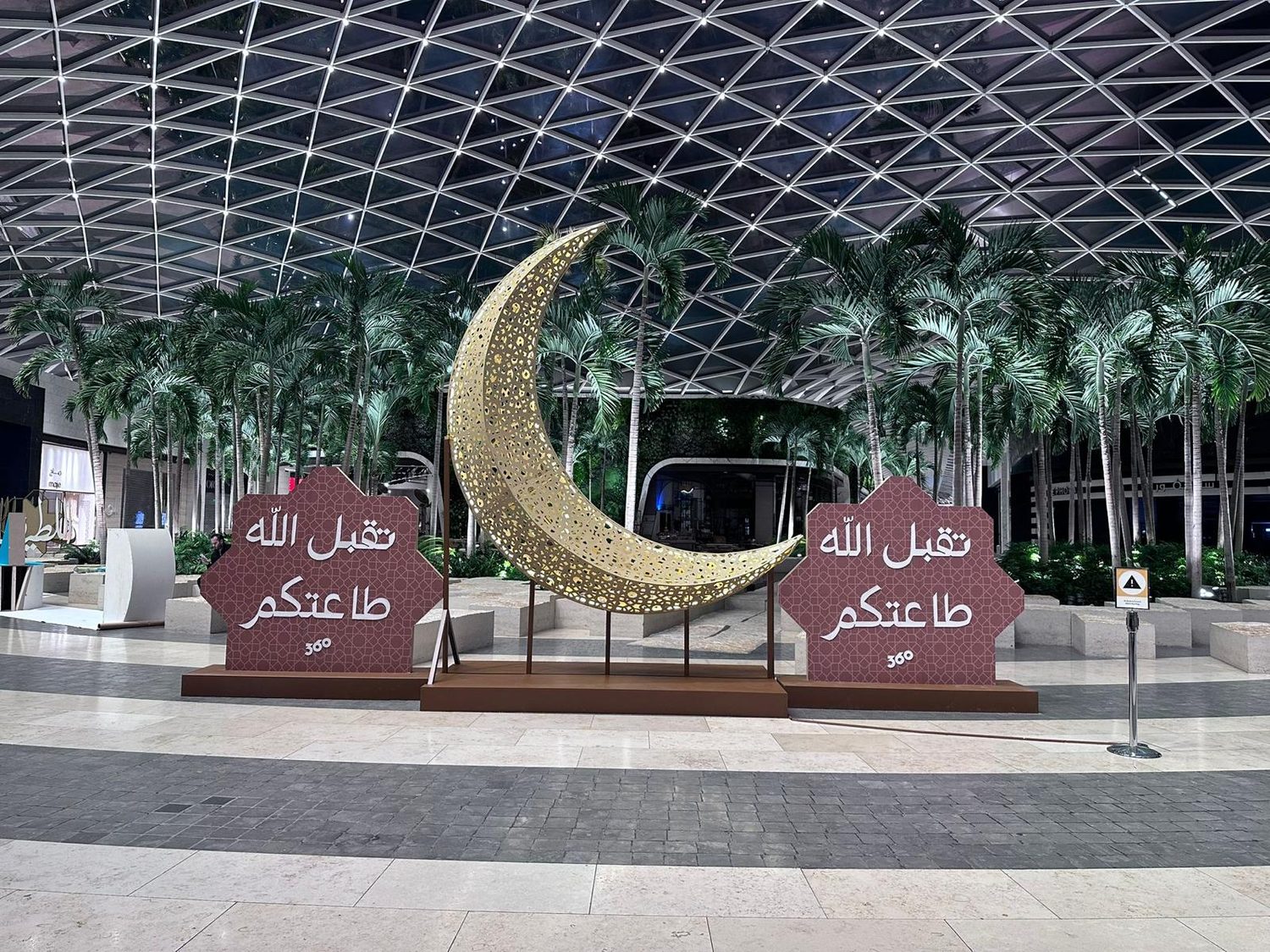 Aqua Master seasonal mall display installation